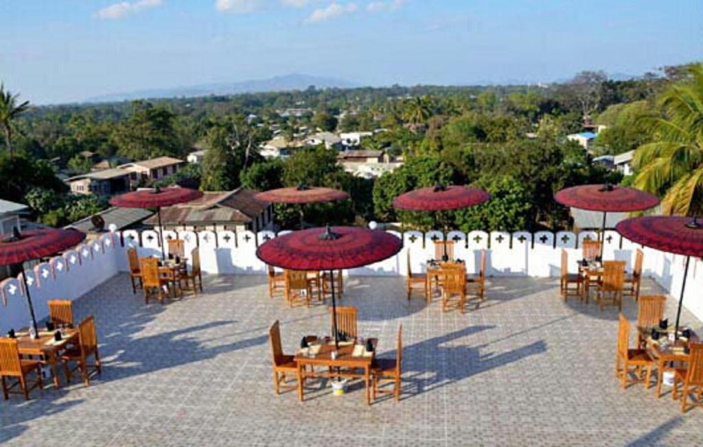 Myat Nan Taw Hotel Loikaw Buitenkant foto