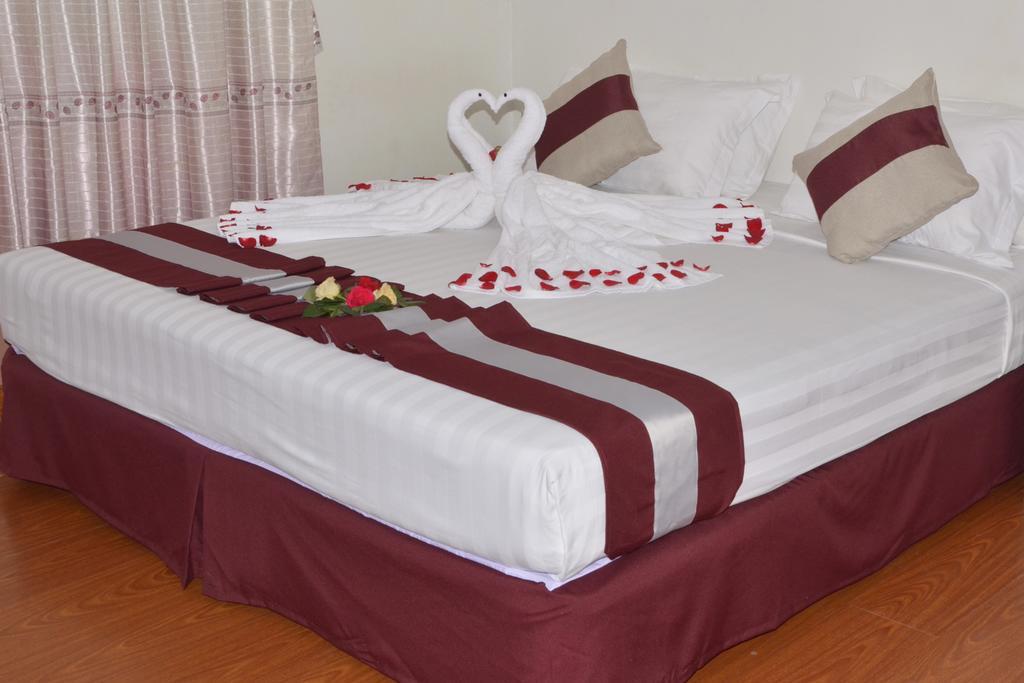 Myat Nan Taw Hotel Loikaw Buitenkant foto