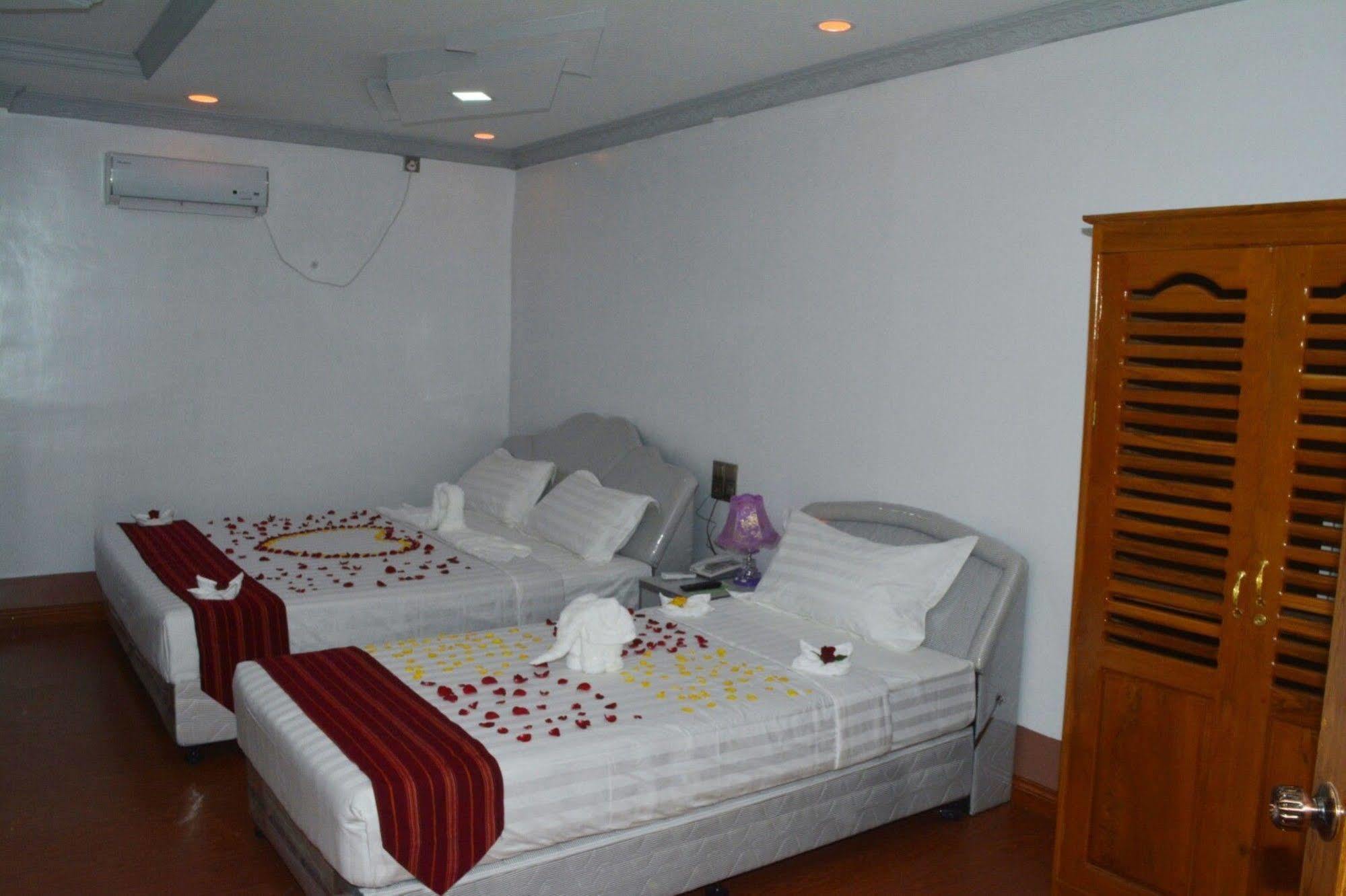 Myat Nan Taw Hotel Loikaw Buitenkant foto
