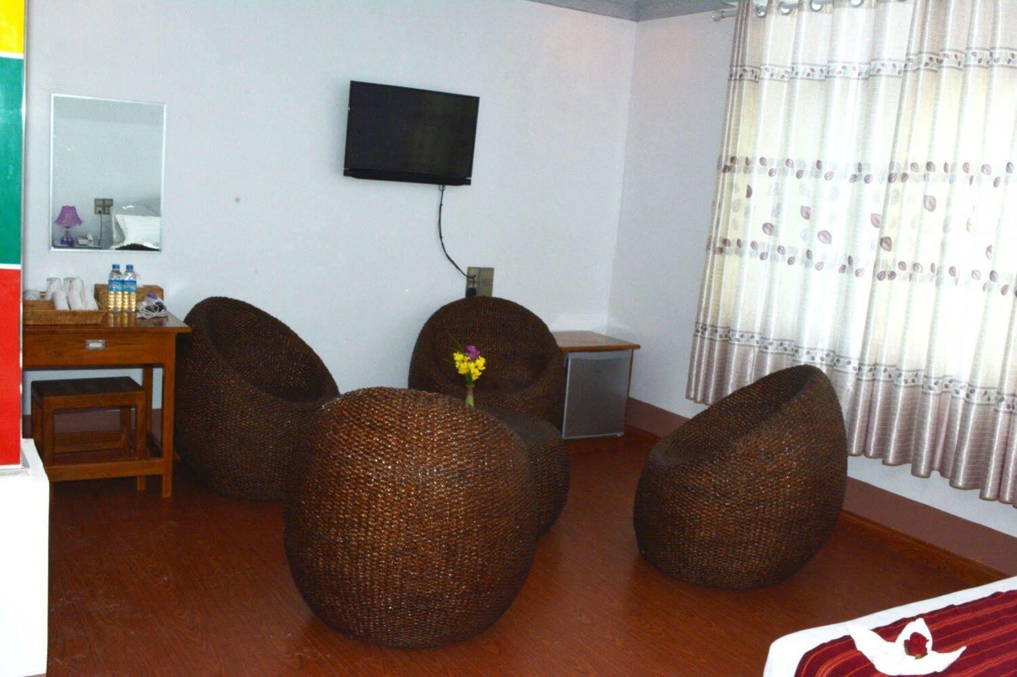 Myat Nan Taw Hotel Loikaw Buitenkant foto
