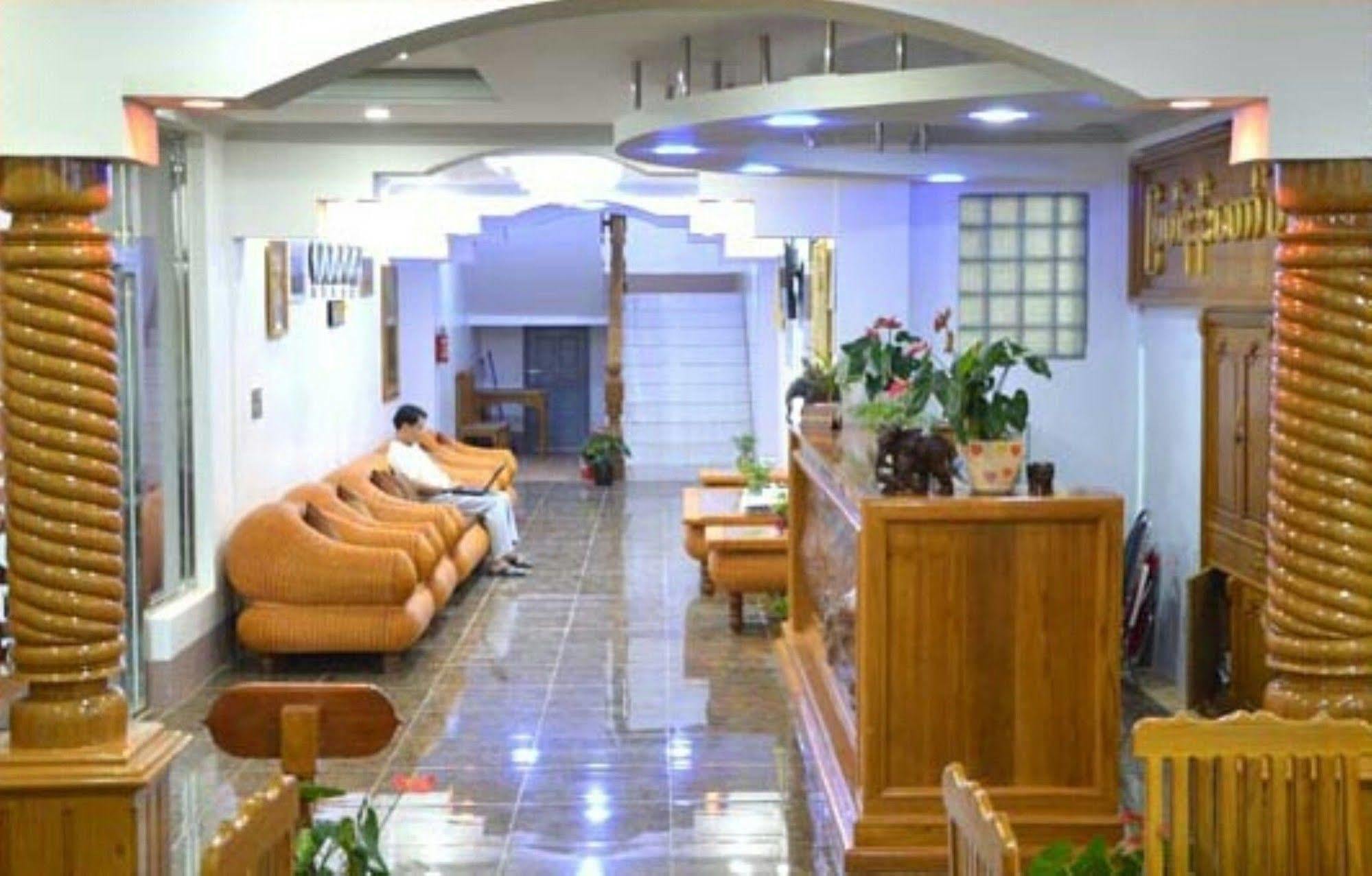 Myat Nan Taw Hotel Loikaw Buitenkant foto
