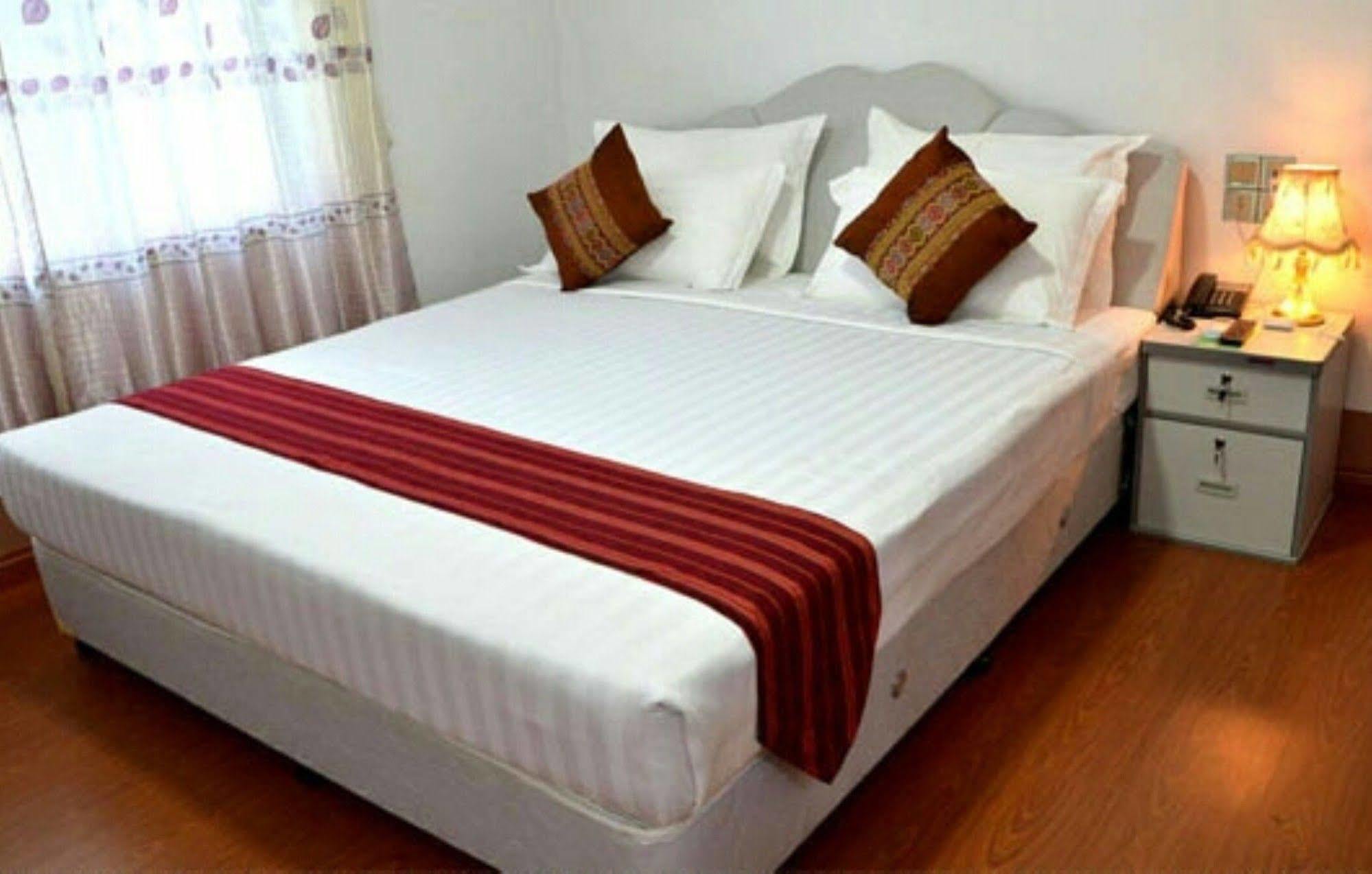Myat Nan Taw Hotel Loikaw Buitenkant foto
