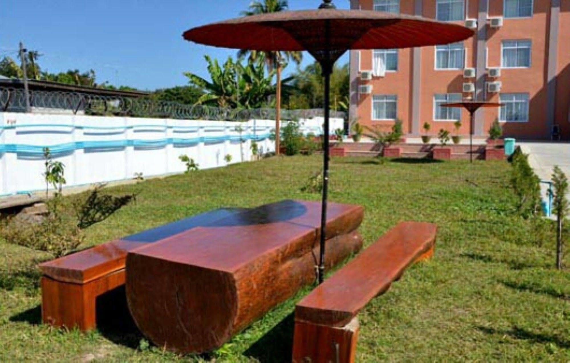 Myat Nan Taw Hotel Loikaw Buitenkant foto