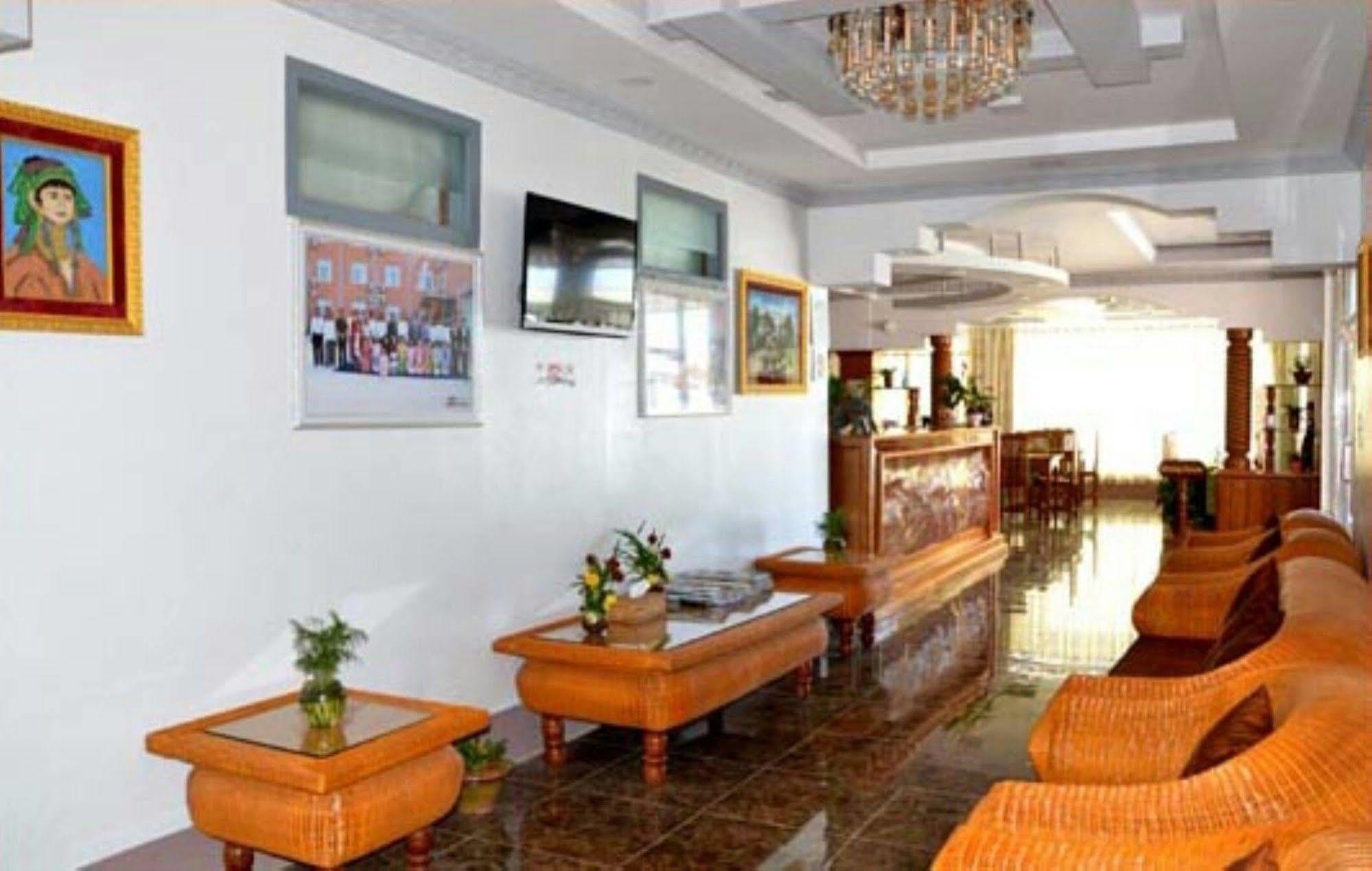 Myat Nan Taw Hotel Loikaw Buitenkant foto