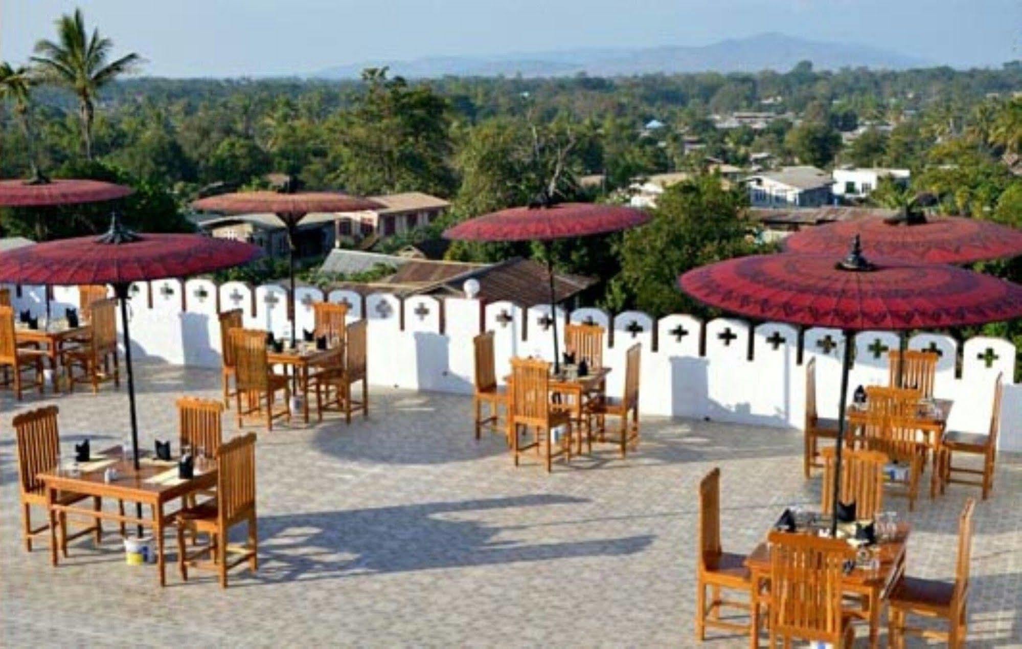 Myat Nan Taw Hotel Loikaw Buitenkant foto