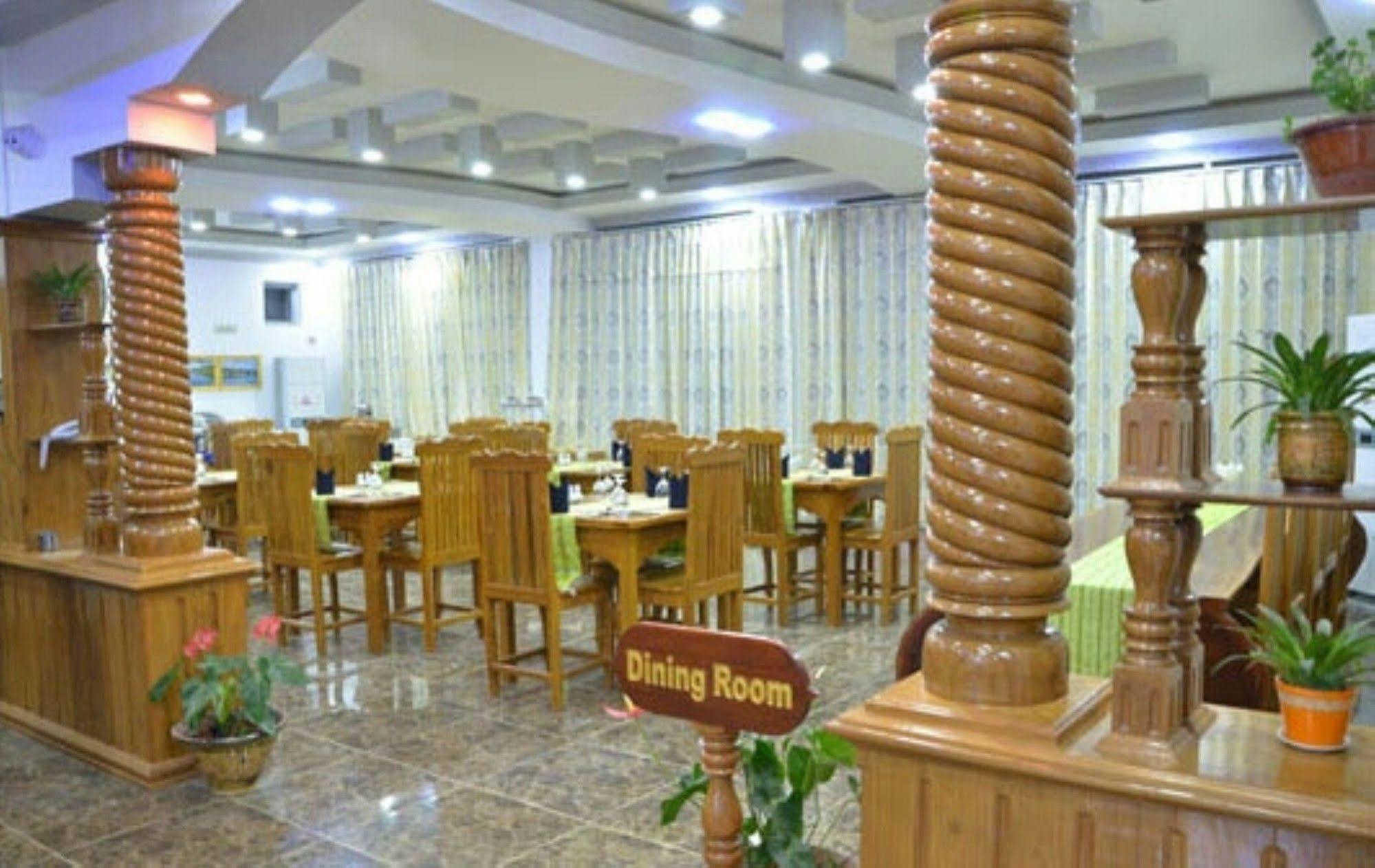 Myat Nan Taw Hotel Loikaw Buitenkant foto